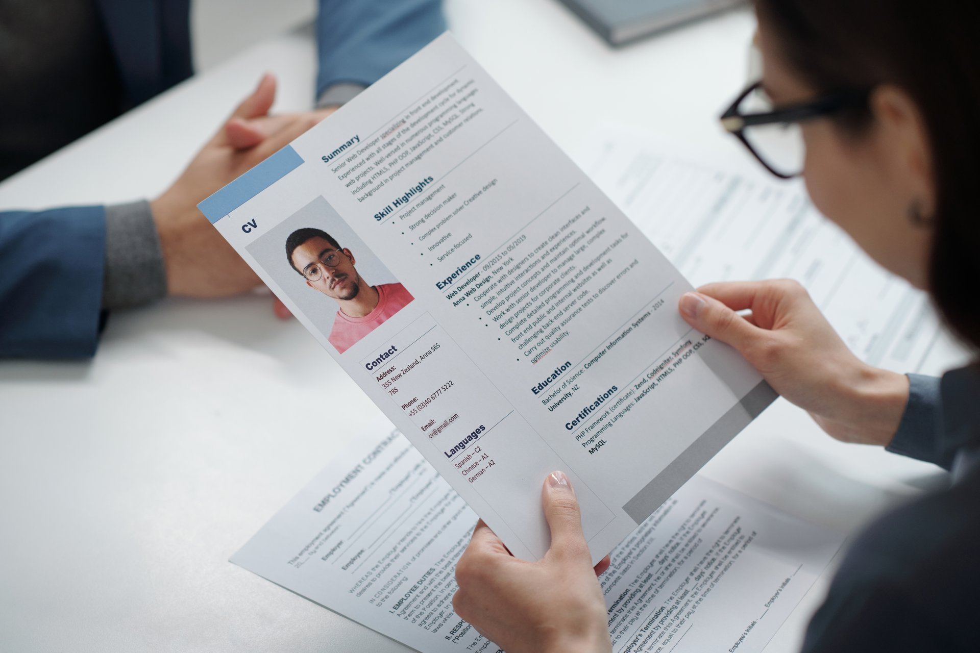 Reclutador evaluando candidatos